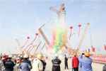 “绿色石化项目”在徐工4000吨和1250吨履带吊的助力之下顺利完成大件吊装