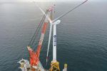 中国南海海域首台6.45MW海上风机成功吊装