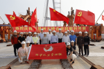 广西最大跨径斜拉桥相思洲大桥进行主桥合龙段主梁吊装