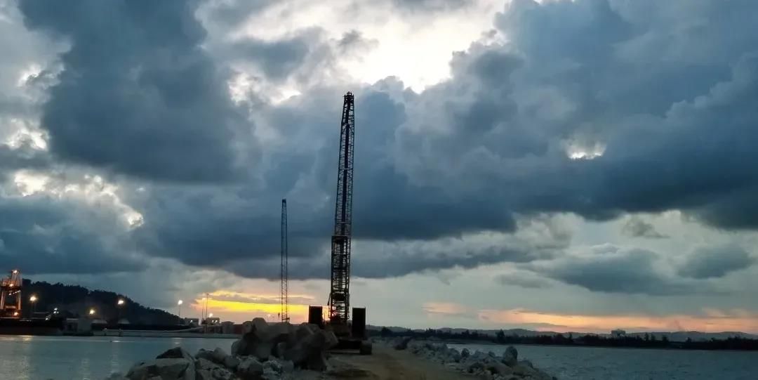 面对雷雨天气 履带起重机要这么做